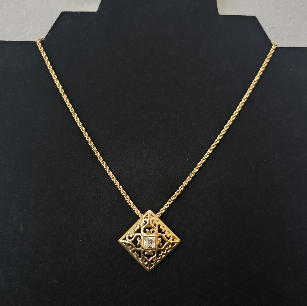 Auth ♋️ Yves Saint Laurent Gold Filigree Necklace